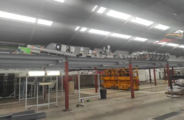 Estructura completa de un altillo metálico en ejecución