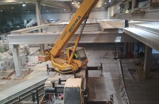 Montaje con grúa de un altillo industrial de hormigón