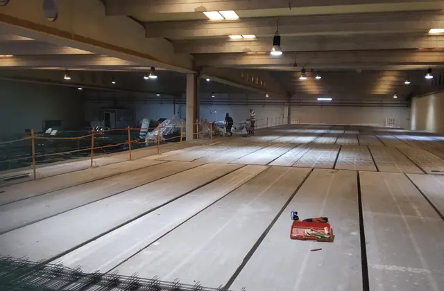 Forjado de un altillo industrial de hormigón en ejecución