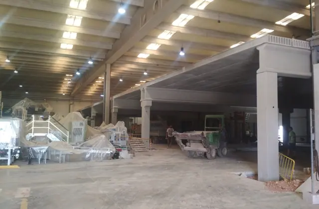 Altillo de hormigón integrado en una nave en funcionamiento