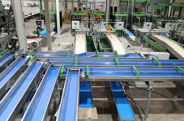 Sistema automatizado de distribución entre líneas de proceso