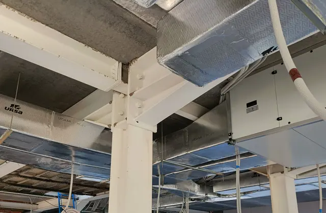 Red de conductos de climatización durante su instalación