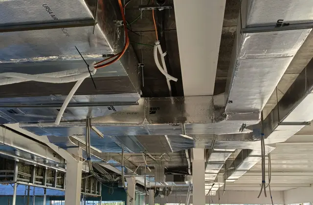Distribución de conductos y servicios en un espacio industrial