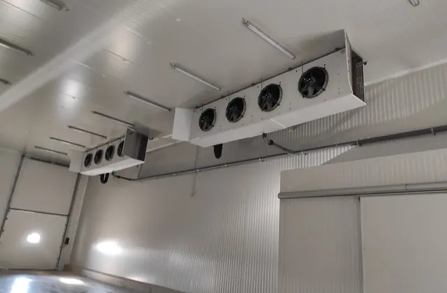 Evaporadores de frío instalados en una cámara industrial