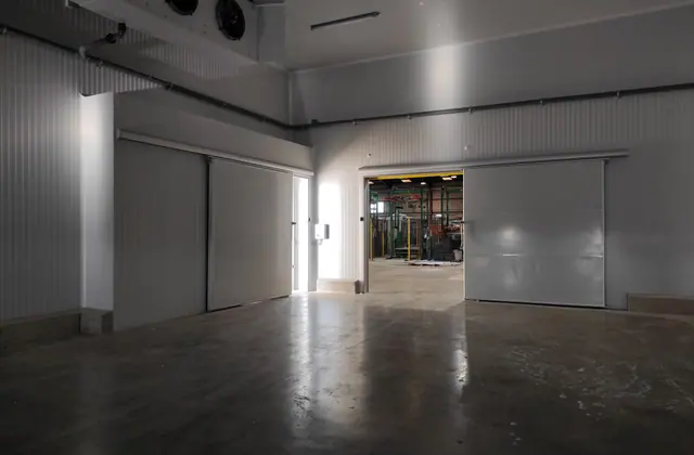 Interior de cámaras industriales con puertas frigoríficas