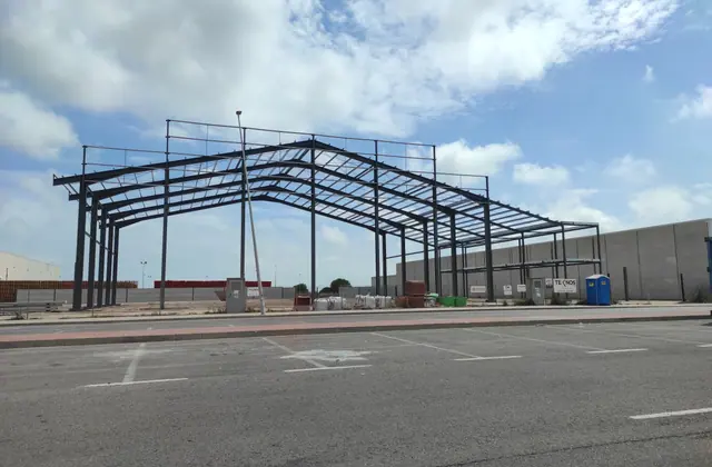 Primeros pórticos de acero de una nave industrial