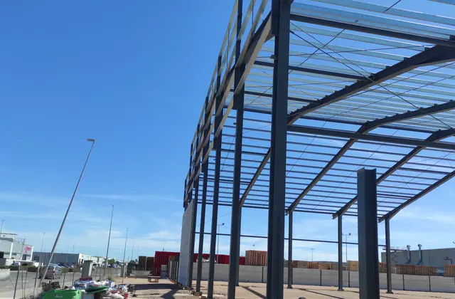 Estructura metálica de una nave durante su ejecución