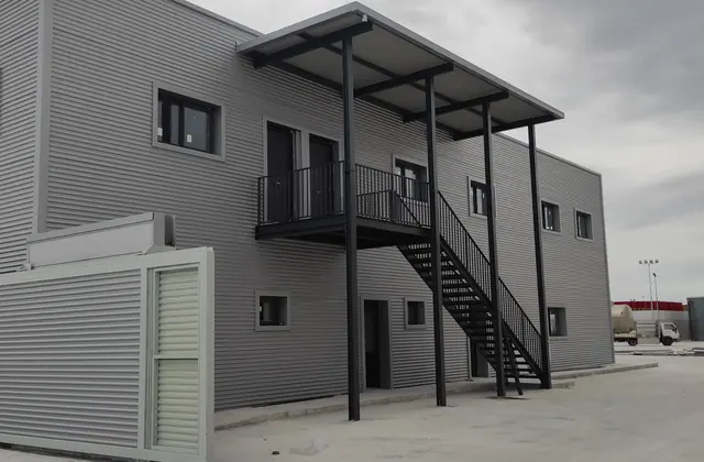 Exterior terminado de una edificación industrial metálica