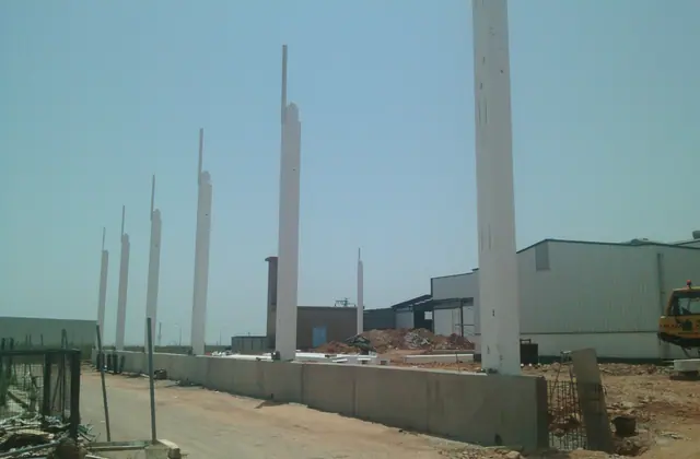 Cimentación y pilares prefabricados de hormigón de una nave industrial