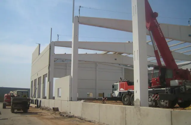 Montaje con grúa de una estructura prefabricada de hormigón