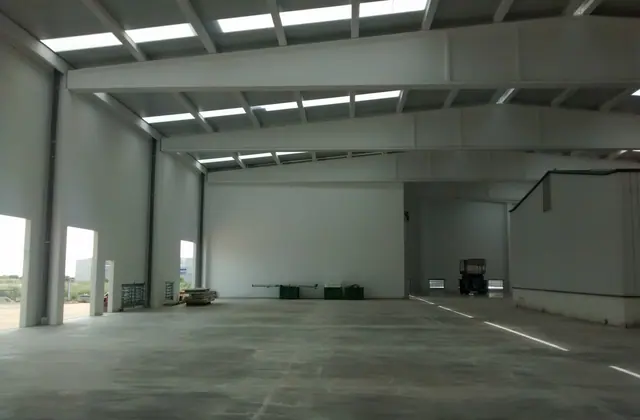 Interior terminado de una nave industrial de hormigón