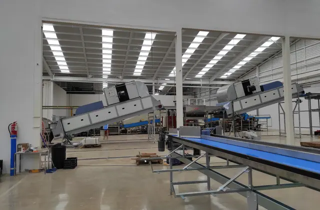 Equipos de proceso instalados en una nave industrial